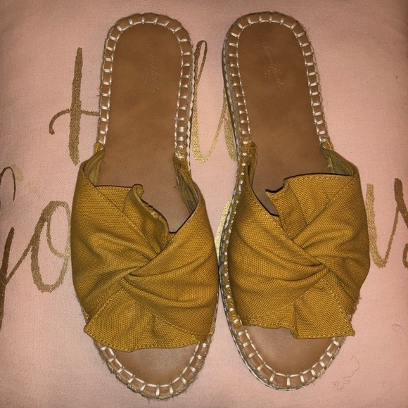 Flat espadrille cloth sandals. - Picture 2 of 5